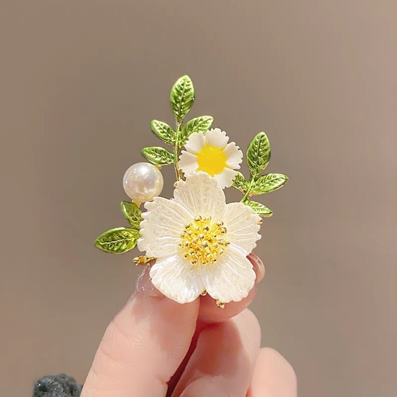 Exclusive Brooch Simpur White Flower